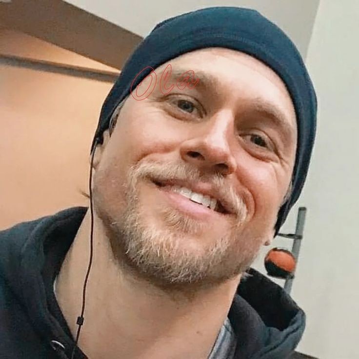 Behind the scenes (Charlie Hunnam)